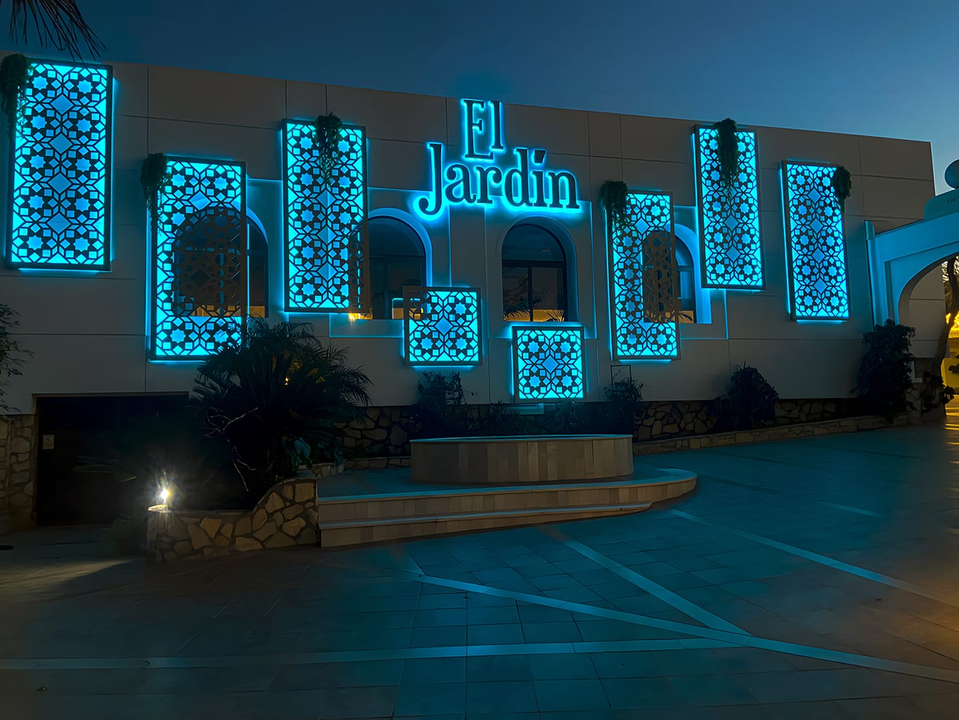 Fachada iluminada El Jardín