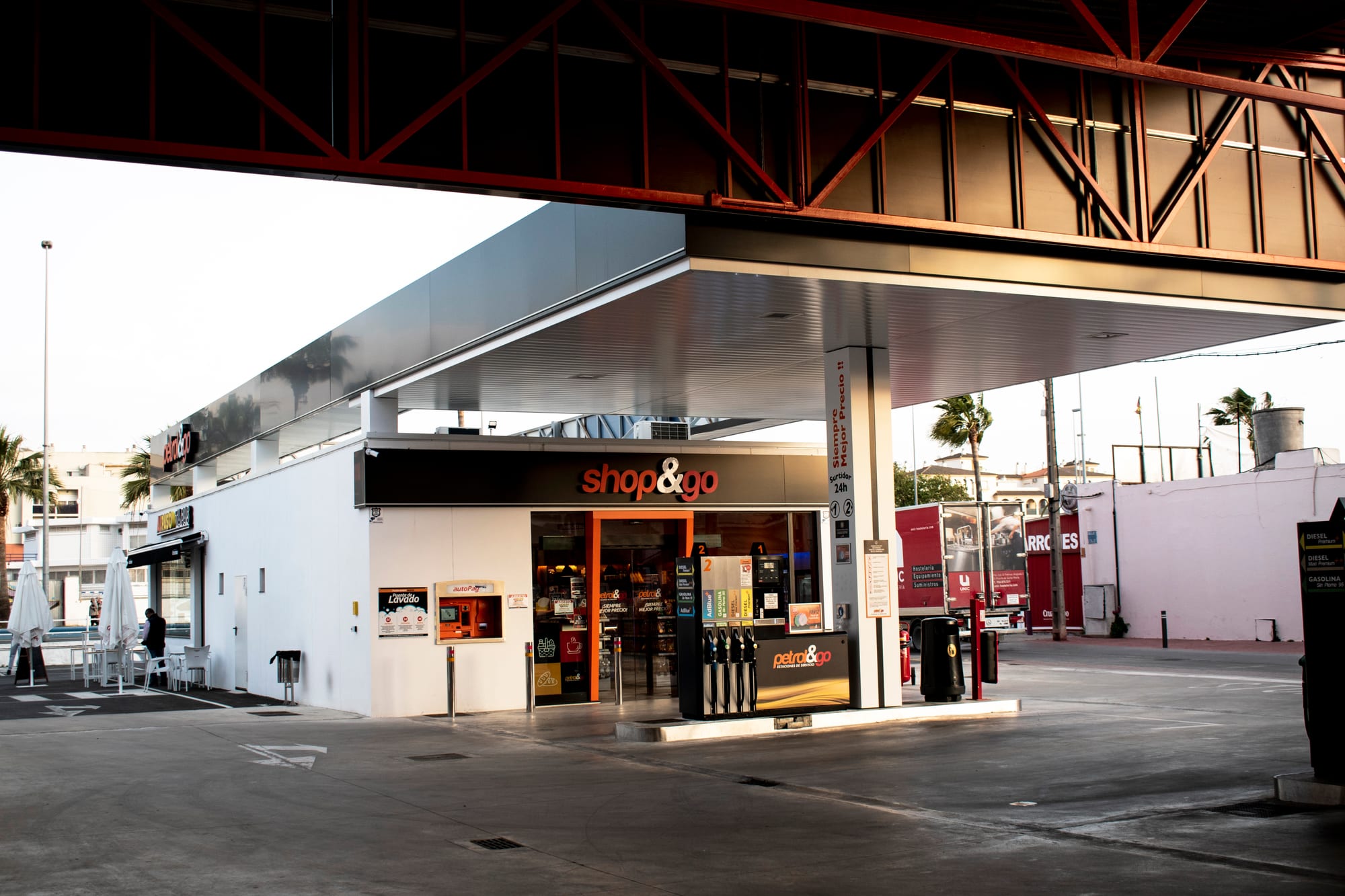 Marquesina y tienda Shop&Go