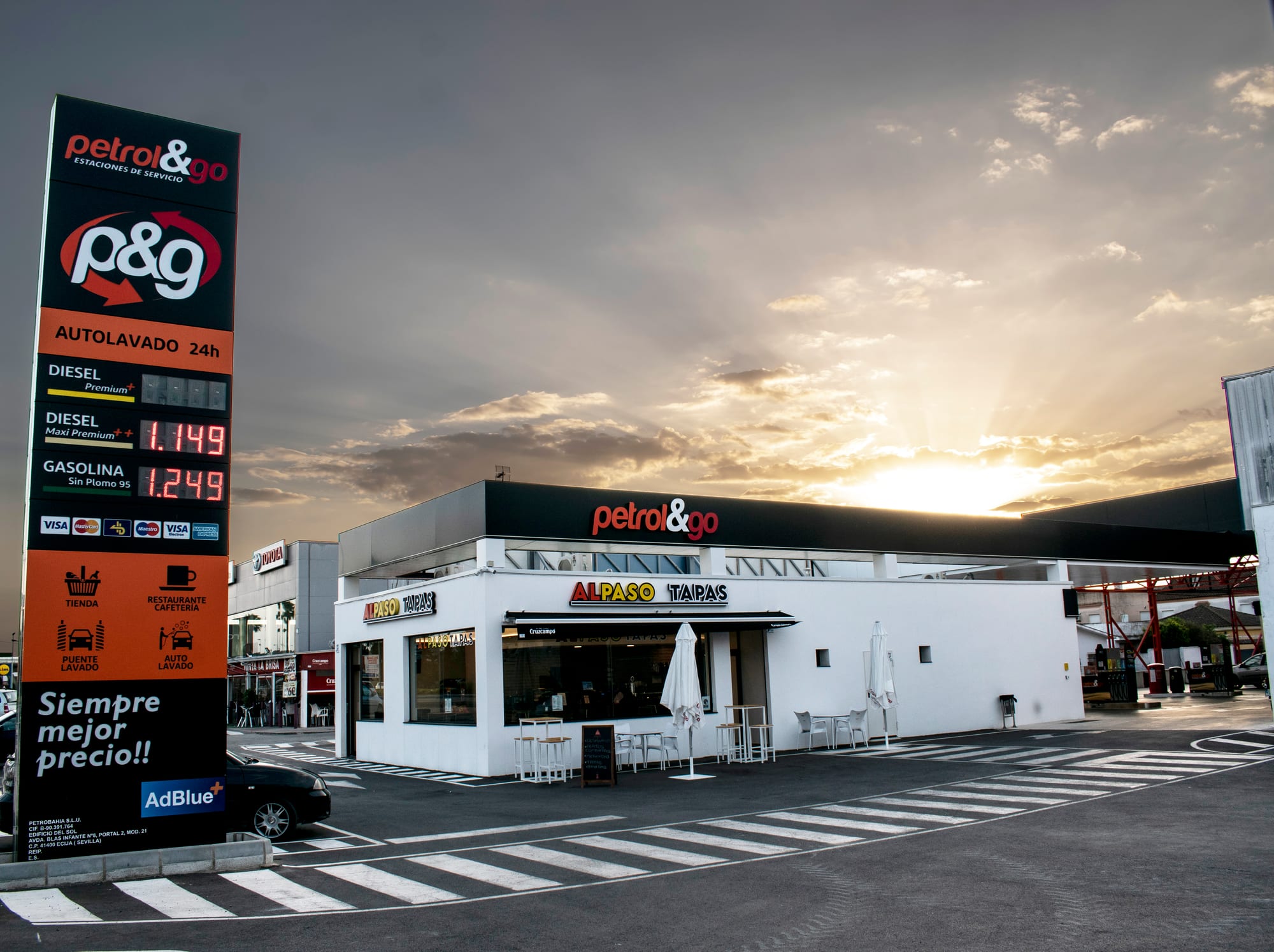 Estación Petrol&Go al atardecer