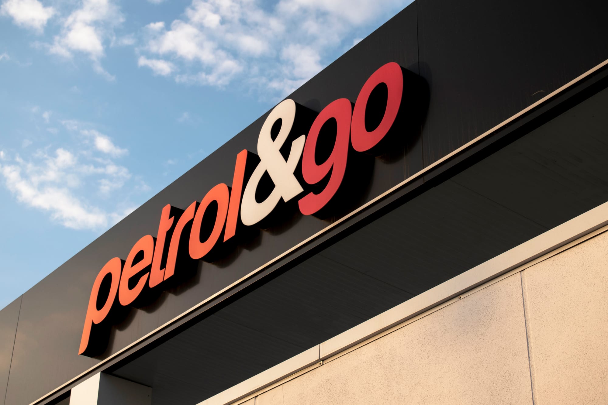 Rótulo corpóreo Petrol&Go en fachada